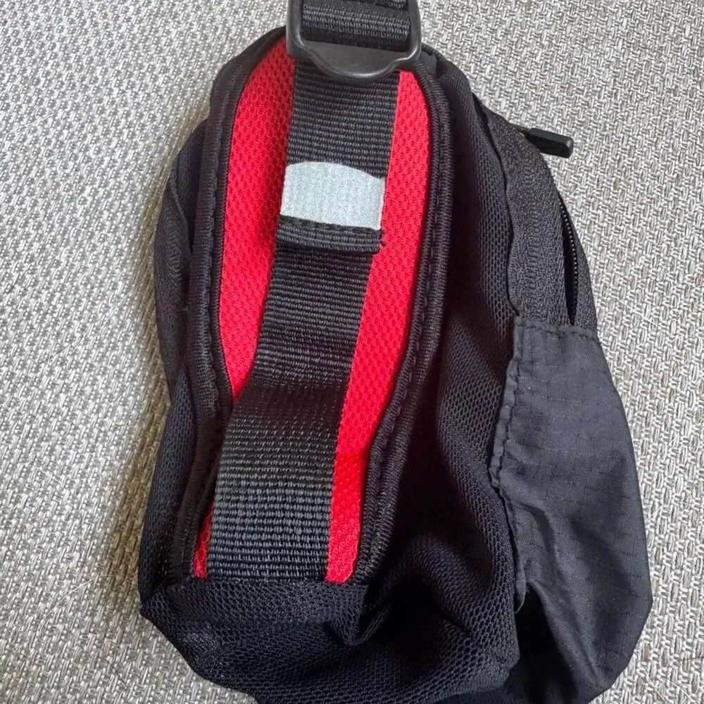 Vintage Nike Y2K Reflective Running Arm Wallet / Media Pouch Armband in Black.
